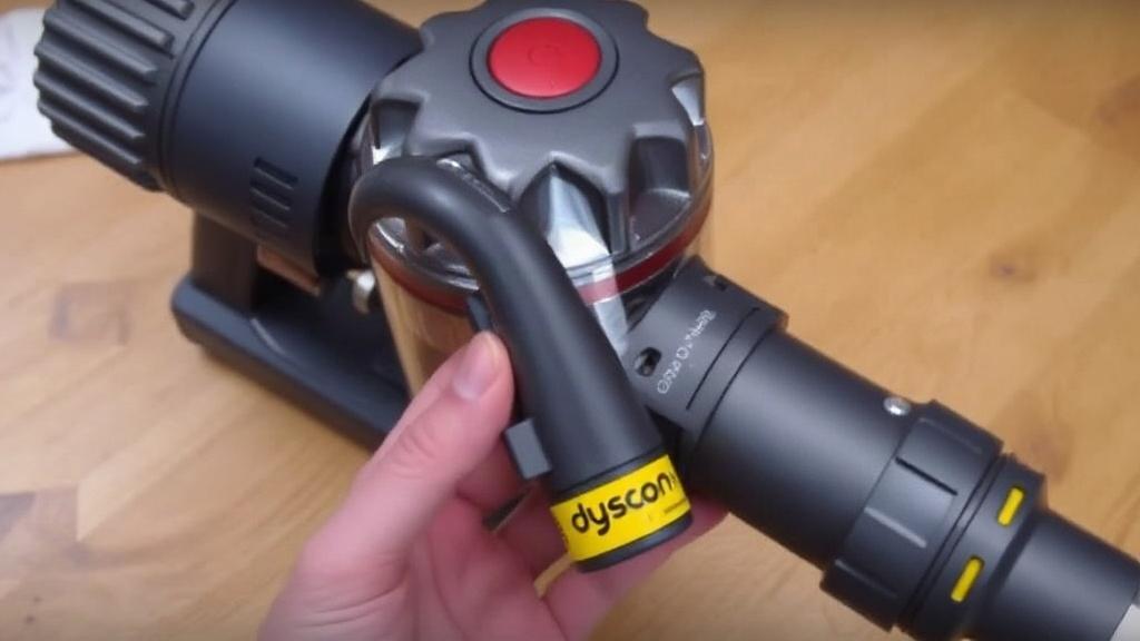 Замена аккумулятора в пылесосе Dyson: когда батарея сдает позиции и как вернуть технику в строй